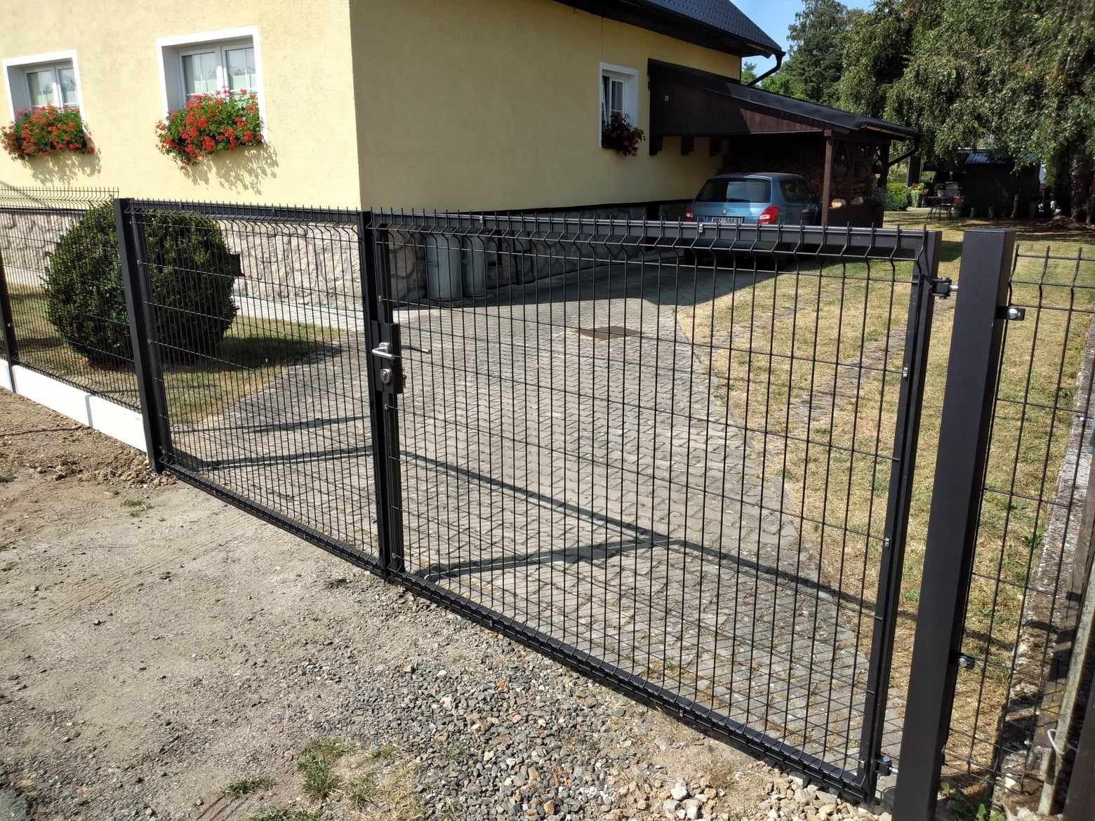 Dvoukřídlá brána s plotovou linií